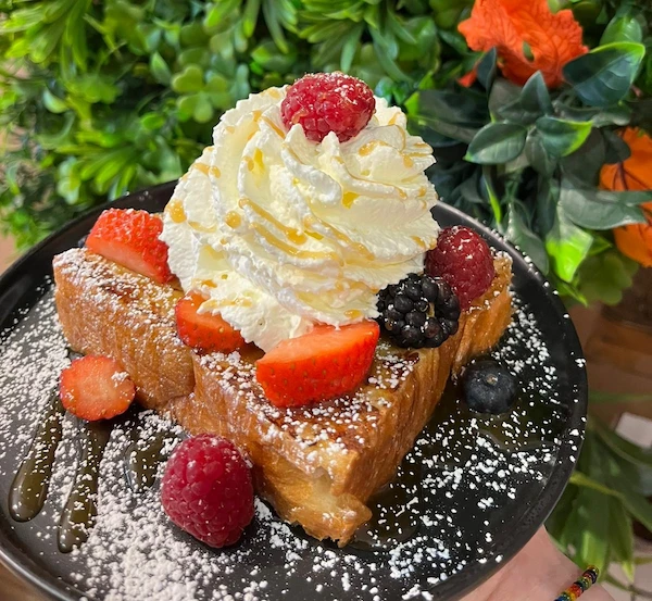 Pain perdu caramel/fruits rouges et chantilly